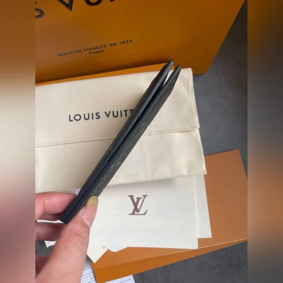 Louis Vuitton Passport Cover - Picture 4 of 11